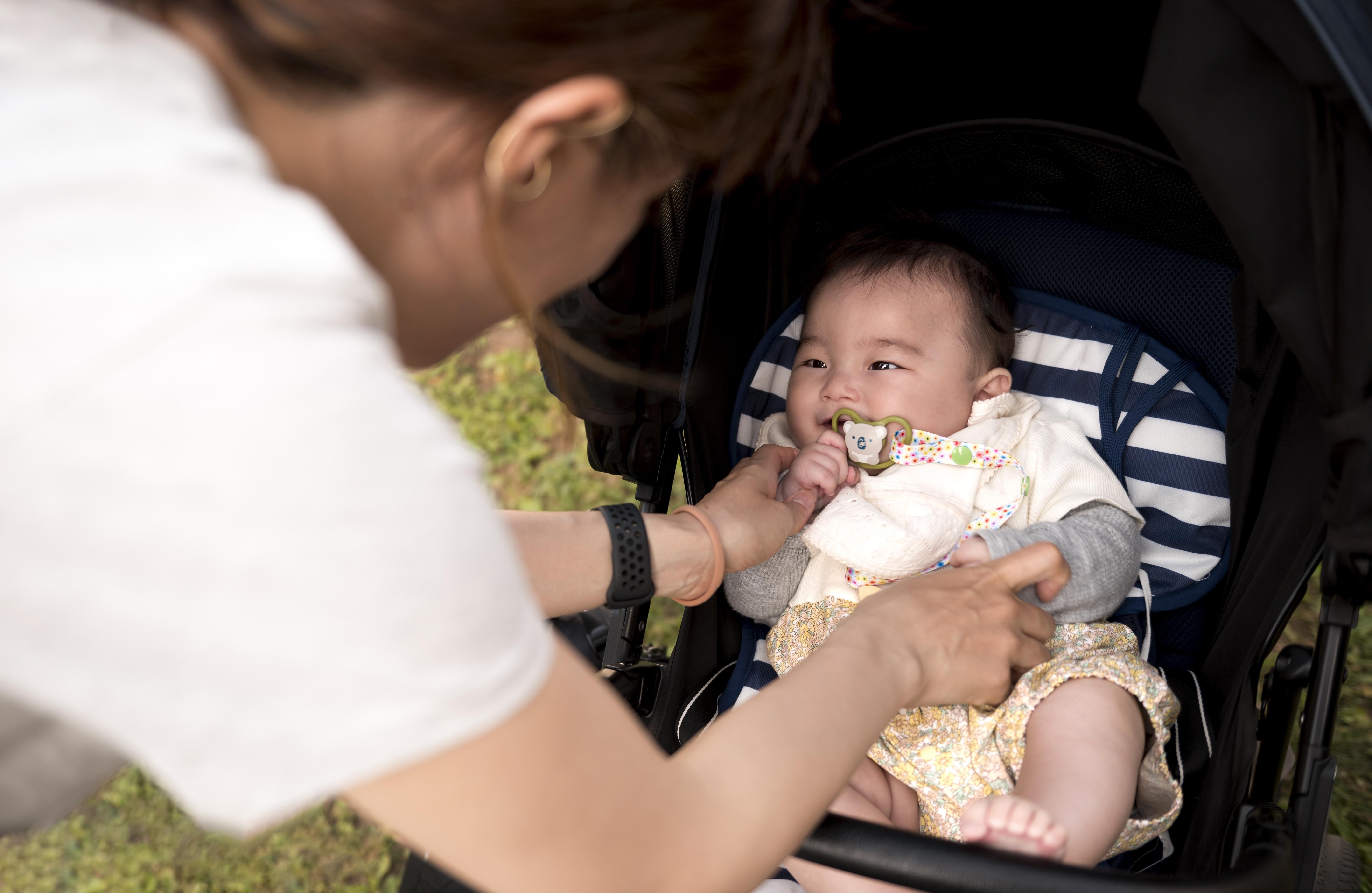 bayi keluar rumah, usia aman bayi jalan-jalan, bayi dan sistem imun, tips bawa bayi keluar, kesehatan bayi baru lahir, Bunda, si Kecil